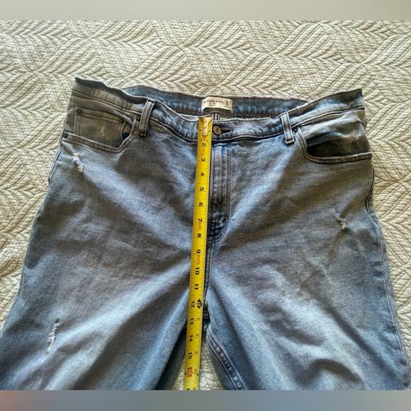 Abercrombie & Fitch The Mom High Rise Light Wash Distressed Capri Jeans Sz 35/20 - Picture 6 of 8